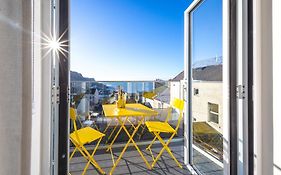 Bright & Beautiful 4 Bedroom House With Sea Views